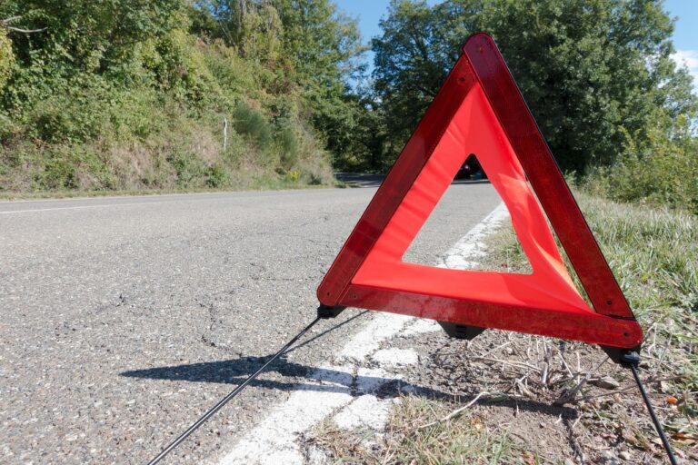 Zanim wyruszysz w podróż – jak zadbać o spokój na trasie dzięki pomocy drogowej